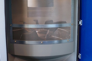  Blick durch ein Tangentialsieb in die Zentrifugenkammer des DRD 26-Systems, unten das Doppel-Rotorsystem mit 12 Rotorflügeln, darüber das Heizregister-Gehäuse 