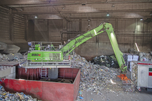  The stationary handling machine stands on a 2.5 m high pipe pylon for better freedom of movement 