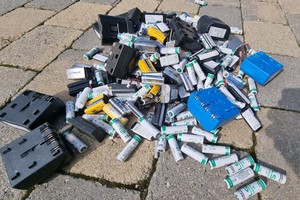  2 Bei der Lagerung von leeren Batterien und Akkus ist Vorsicht geboten 