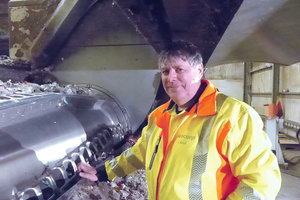  Betriebsleiters Stefan Groß erläutert stolz die Funktionsweise des neuen Zerkleinerers 