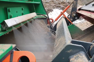  Fogging of a feed hopper. Here, fogging takes place during feeding and shredding  