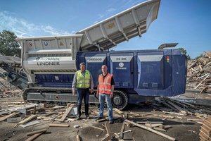  Jan Glerup, Managing Director von RGS Nordic, (links) und Jørgen Komi, CEO des Lindner Partners Komi Contractor Supply, (rechts) freuen sich, den frisch gelieferten Urraco 95DK Schredder in Betrieb zu nehmen 