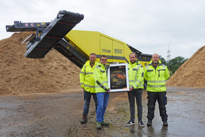  Handover of the 200th machine of the type TITAN 950 (from left to right Lutz Kastler, Andreas Zeller, Chris Erbe, Andreas Gruber) 