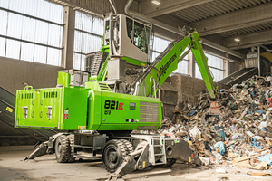  Material handler SENNEBOGEN 821 E in the electric version: overhead power supply and short-distance mobility thanks to 19 kW diesel Powerpack substituting the rear ballast  