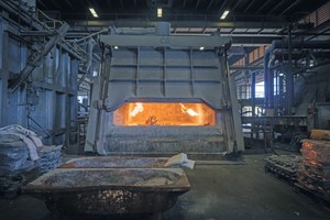  Thanks to the use of the TOMRA X-TRACT machines, it was possible to significantly increase the use of post-consumer material in the melting furnaces from about 20 % to approximately 40 to 50 % 