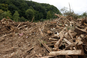  Mountains of waste wood mixed with earth, stones, mud and furnishings 