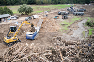  The Kockmann company with the Urraco 95DK cleaning-up in the disaster area 