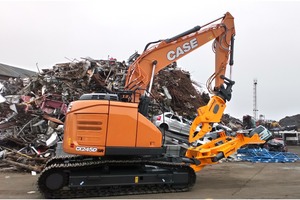  The CASE CX245DSR excavator can precisely dismantle scrap vehicles 