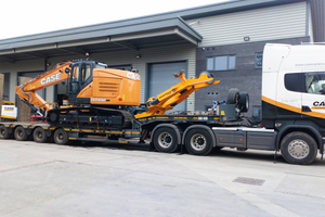  Ttransport eines CASE CX245DSR Baggers mit einem Powerhand VRS 200 Recycling System zu Moores Metals  