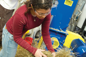  SCC-Schneidemaschinen im Process Development Center der University of Maine zerkleinern Rohmaterialien in einheitlich große Partikel. In einem Alternativenergieprojekt werden winterharte Gräser und Heu zu komprimierten Biomasse-Pellets verarbeitet 