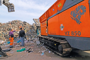  Horst Hendle shows Martin Priewe, Marketing ARJES GmbH, the mountains of waste delivered from the crisis regions 