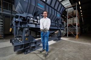  Frederik Stening, Leiter Anwendungstechnik, vor dem neuen SPALECK ActiveFEED-Aufgabebunker 