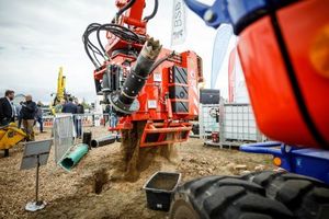  Saugbagger im Einsatz zum Aushub des Bodens bzw. bei der Rückführung der Erdmassen  