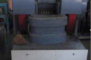  3 Comminution machines used: left: jaw crusher (Bbr 110 x 150 – Type: SKET, Magdeburg) (w = 110 mm b = 150 mm, s = 25 mm); right: impact crusher (HM 340 laboratory hammer mill, manufacturer: Jehmlich Nossen) 