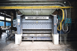  Vecoplan installierte einen Schredder der Baureihe VVZ 2500 T. Der Zweiwellen-Zerkleinerer bearbeitet selbst schwieriges und störstoffbelastetes Material wie Hausmüll sehr effizient 