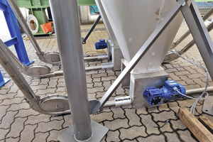  <div class="bildtext_en">Plant photo, detail in the course of routing rope conveyor system, product reception from intermediate bunker container</div> 