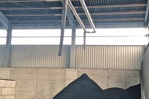  Bildung eines Schüttkegels von Klärschlamm-Granulat in der Lagerhalle Kläranlage Stadt Soltau nach Förderung mit Wessjohann Seilförderanlage 