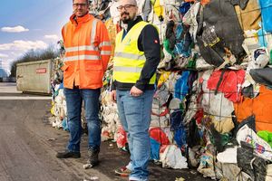  David Schumacher und Jörg Halladin vor den Sortierprodukten der Leichtverpackung 