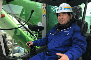  Maximum working comfort in recycling for operator Hisao Sugino thanks to comfort seat, air conditioning, ergonomic joysticks and a cab that can be raised by 2.7 m 