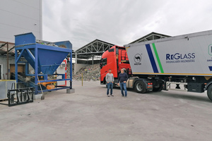  Die rund 3500 m2 große befestigte Fläche bei RE-GLASS bietet ge-nügend Platz, um den Herausforderungen der ungarischen Glasrecyclingindustrie gerecht zu werden 