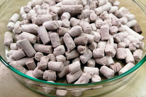  The pellets of silicon oxide that act as a catalyst 