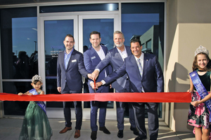  Die Vecoplan LLC hat im kalifornischen Eastvale eine weitere Niederlassung eröffnet: (v. l.) Michael Lambert (CFO, Vecoplan Group), Frank Boerjan (CEO, Vecoplan LLC), Werner Berens (CEO, Vecoplan Group) und der Bürgermeister von Eastvale 