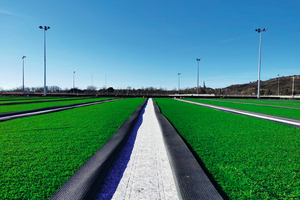  The Schmitz foam underlay offers shock absorption and drainage and is the base for both top-performance artificial turf sports fields and playground surfaces. The Carcoustics‘ foam is integrated into the middle layer 
