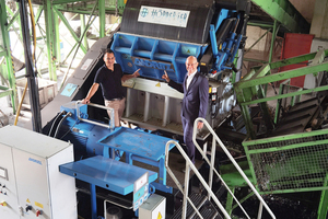  Thomas Höpperger, Geschäftsführer Höpperger Umweltschutz (links) mit Werner Wiedenbauer, Senior Sales Manager, ANDRITZ Recycling beim neuen ANDRITZ ADuro G Granulator  