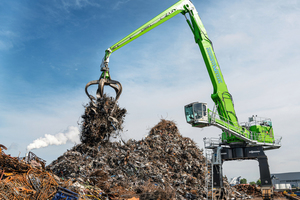  With a reach of up to 29 m, the 875 E Hybrid enables scrap handling and ship loading to be carried out efficiently  