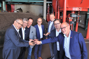  The delegation in front of the compost cleaning plant from left to right: Managing Director of the Eggersmann Group Karlgünter Eggersmann; MP Christian Haase; MP Klaus Hansen; President of the State Parliament of North Rhine-Westphalia, MP André Kuper; MP Matthias Goeken; Managing Director of the Eggersmann Group Thomas Hein and Nieheim‘s Mayor Johannes Schlütz 