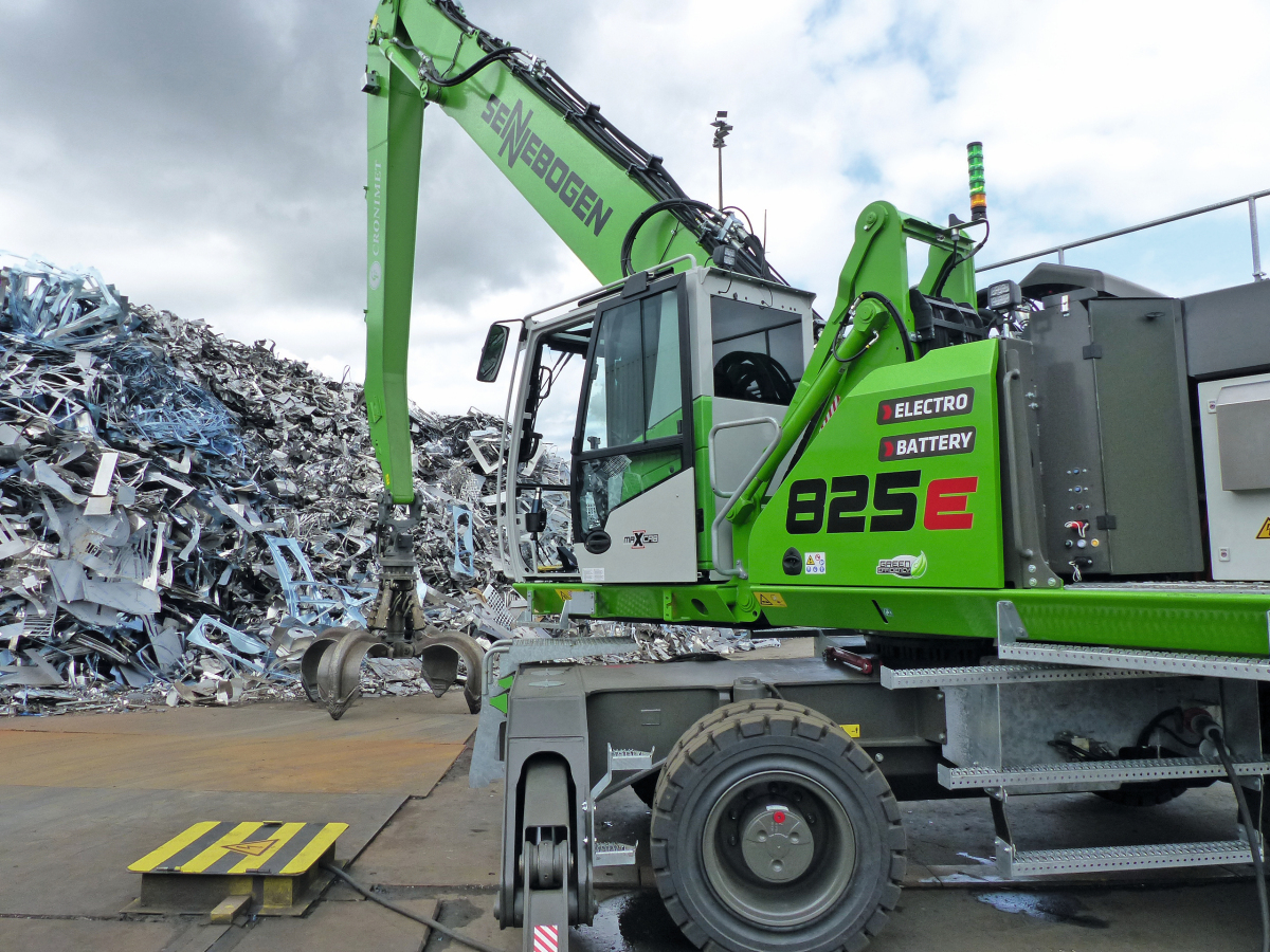 SENNEBOGEN hands over first batterypowered material handler 825