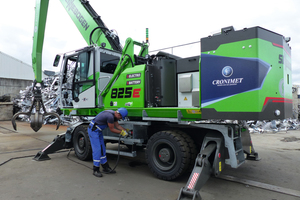  Unplugging the cable from the undercarriage at the press station, then moving to a different operating site and cable-free operation during material handling 