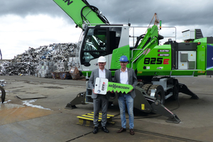  Erich Sennebogen (left), Managing Director at SENNEBOGEN Maschinenfabrik GmbH, and Marijo Zeljko (right), Managing Director at CRONIMET Ferroleg. GmbH, at the symbolic handover of the key for the innovation project, electrically powered material handler 825 Electro Battery 