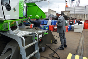  Fine tuning on site: Erich Sennebogen in discussion with a CRONIMET employee  