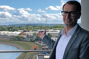  Marijo Zeljko, Managing Director at CRONIMET Ferroleg. GmbH, in front of a view over the CRONIMET company site at Karlsruhe Rhine Port 