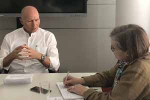  Erich Sennebogen, Managing Director at SENNEBOGEN Maschinenfabrik GmbH, talking to Anke Bracht, Editor of recovery Recycling Technology Worldwide 