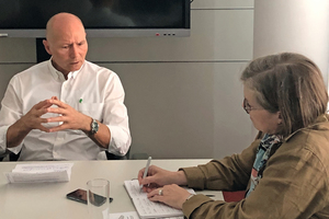  Erich Sennebogen, Managing Director at SENNEBOGEN Maschinenfabrik GmbH, talking to Anke Bracht, Editor of recovery Recycling Technology Worldwide 