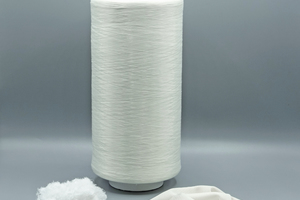  Faserabfall aus der Filamentfaserproduktion wurde im EREMA Fasertechnikum zu hochqualitativem Regranulat recycelt. Daraus wurde mit Filamenttechnologie eine Faser mit 3 dtex ausgesponnen und diese wieder zu Gestrick für Kleidung oder technische Textilien weiterverarbeitet 
