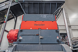  The VEZ 2500 TV with its high-torque drive handles the pre-shredding. A connected conveyor belt transports the material to the following processing stage 