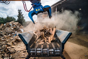  R. Heatrick Ltd verarbeitet Holzabfälle mit dem raupenmobilen Hochgeschwindigkeitszerkleinerer TBG&nbsp;530T von Terex Ecotec zu Biomasse 