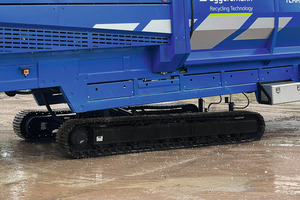  The new crawler track with triple bar grouser shoe and terrain difference compensation of up to 7 % provides additional safety and flexibility 