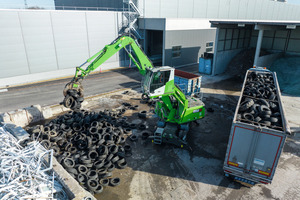  Die hochfahrbare Kabine ermöglicht eine optimale Sicht und eine präzise Befüllung des Containers 