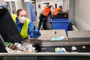  Sampling in hand sorting cabin 