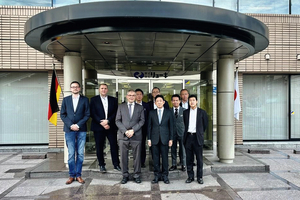  Geschäftsführung und Vertreter der RYOKI Co. Ltd und der Eggersmann GmbH vor dem Firmensitz Hiroschima 
