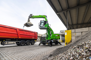  Die 822 G beim Beladen eines LKW 