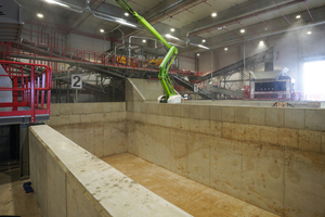  A crane distributes the waste wood from the two deep bunkers to the two production lines 