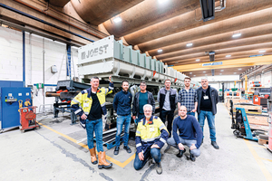  Erfolgreiche Kundenabnahme: Vor der Installation und Inbetriebnahme vor Ort besuchte PreZero Energy aus Roosendaal JOEST in Dülmen zur Abnahme des 31 m langen JOEST-Schwingförderers für den Transport und die Verarbeitung von Müllverbrennungsschlacke 