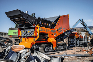  The EKOMAXX 800 mobile shredder with tilting hopper fitted as standard 