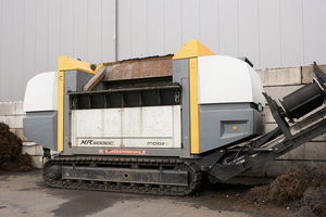  The UNTHA XR3000C mobil-e shreds scrap tyres down to a fraction size of approx. 50 mm and separates metal parts using an over belt magnet 