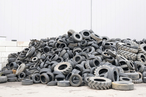  At ROTH International, the UNTHA XR3000C mobil-e processes scrap tyres of all kinds, from wheelbarrow to truck tyres 